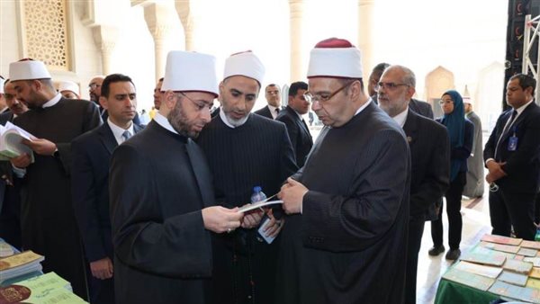 وزير الأوقاف يتفقد معرض كتب المجلس الأعلى للشؤون الإسلامية