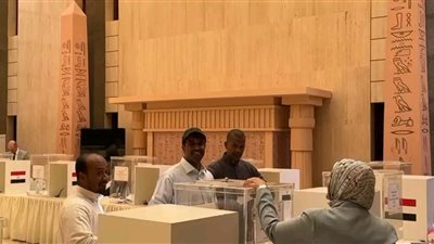 انتظام عملية التصويت في مقر السفارة المصرية بالرياض وسط إقبال من الناخبين