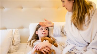دفِّي طفلك فى البرد والمطر.. دليل شامل لحمايته من نزلات البرد بالشتاء