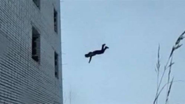 «قفزة ثقة»| سقوط طالب من الطابق الثاني في مدرسة بأسيوط.. وتعليق من «التعليم»