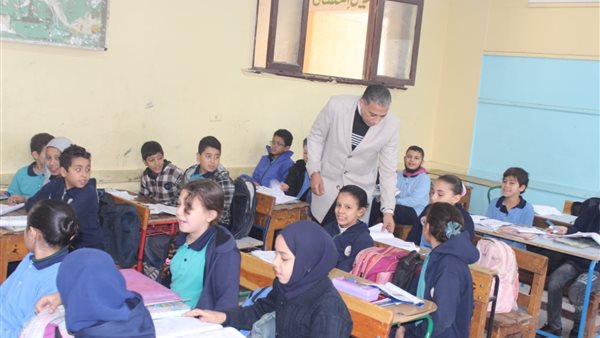 في جولة ميدانية بـ«أبو النمرس».. وكيل تعليم الجيزة يحضر حصة دراسية لطلاب الصم والبكم