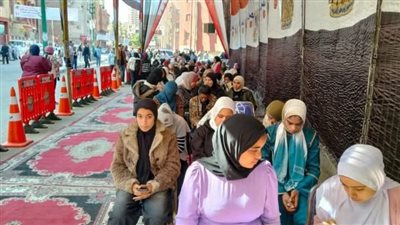السيدات في صدارة الطوابير.. إقبال بلجنة طارق جميل محروس بأسيوط في الساعات الأولى من فتح باب التصويت في انتخابات مجلس النواب