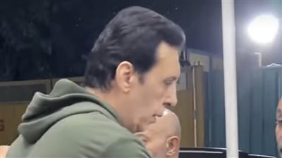 مش قادر يمشي.. أخر ظهور للفنان طارق الأمير قبل دخوله العناية المركزة
