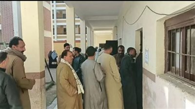 إقبال الناخبين في لجنة الأشمونين بمركز ملوي ضمن اليوم الثاني للتصويت