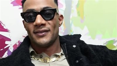 الناس فكراني أهوج ولابس سلسلة بتجمع بين افريقيا وبلدي