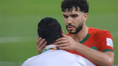روح رياضية استثنائية.. وليد أزارو يواسي لاعبي سوريا بعد حسم التأهل لنصف نهائي كأس العرب