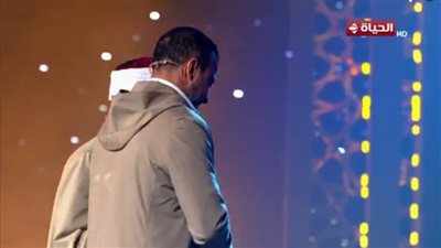 مصطفى حسنى يرافق محمد أحمد حسن خارج ستوديو “دولة التلاوة” بلحظة إنسانية