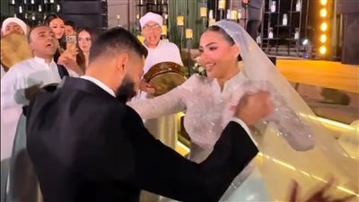 بترقص مع عريسها وفرحانة.. ابنة النجم محمد هنيدي تخطف الأنظار في زفافها