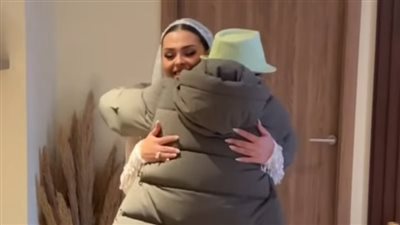 حضنها والدموع في عينه.. لحظة مؤثرة لـ محمد هنيدي مع ابنته في زفافها