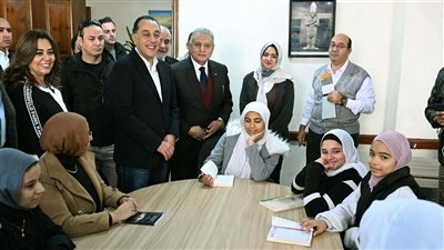 رئيس الوزراء ينصت لابتهالات طالبة في مدح النبي بمكتبة مصر بشبين القناطر