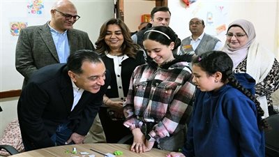 «إيه الرسم الحلو ده».. رئيس الوزراء يشيد بمواهب فتيات داخل مكتبة مصر بشبين القناطر