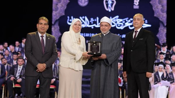 رئيس جامعة الأزهر يشهد حفل تخرج كليات طب الأسنان بالقاهرة وأسيوط
