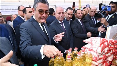 توفير السلع بأسعار مخفضة أولوية..وزير التموين ومحافظ القاهرة يفتتحان سوق «اليوم الواحد» بالمرج