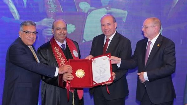 أستاذ بـ”جامعة أسيوط” يفوز بجائزة الدكتور محمد ربيع ناصر للبحث العلمي 2025