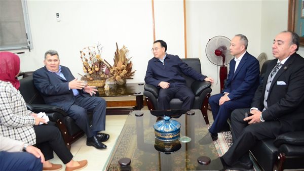 وفد من لجنة الصحة بمقاطعة هوبي الصينية في زيارة رسمية لمستشفى القصر العيني