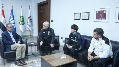 الأمين العام للاتحاد المصري لكرة القدم يستقبل رئيس بعثة منتخب اليابان ويتبادلان الدروع التذكارية
