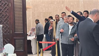 أبناء الجالية المصرية في السعودية يواصلون التصويت بانتخابات مجلس النواب في الساعات الأخيرة لليوم الأول