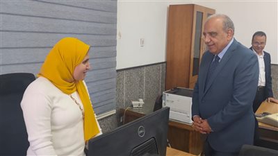 الكهرباء: متابعة مستمرة لتطوير الأداء والارتقاء بمستوى الخدمات وتأمين التغذية الكهربائية

  الثلاثاء 16/12/2025 09:02 م
أجرى وزير الكهرباء زيارة ميدانية لهندسة كهرباء شرم الشيخ لتفقد مراكز خدمة العملاء والمستثمرين وذوي الهمم، ومتابعة مشروع مركز التحكم بجنوب سيناء، مؤكداً تطوير الشبكة، والتحول الرقمي، وتأمين التغذية الكهربائية ودعم التنمية السياحية ورفع جودة الخدمات واستقرار التيار الكهربائي بالمحافظة.