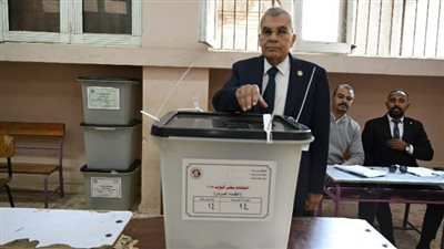 رئيس مجلس الشيوخ يدلي بصوته في جولة الإعادة للمرحلة الثانية من انتخابات النواب