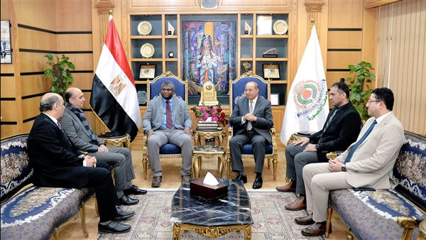 رئيس جامعة المنصورة يستقبل وزير الصحة بدولة جامبيا