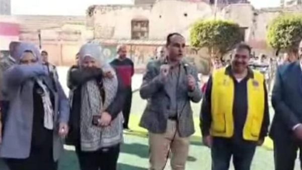 «نعطس فى كُُم الملابس».. مشهد تمثيلى لمسئول بـ«التعليم» لتوعية الطلاب