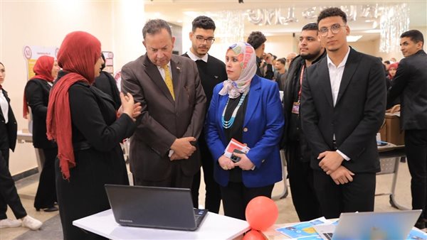 مشروعات تمريضية مبتكرة تعكس تميز طلاب كلية التمريض جامعة المنصورة الجديدة