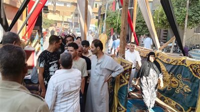 تزايد الإقبال خارج لجان مدرسة كوم الأطْرون في طوخ بالقليوبية بأول أيام إعادة المرحلة الثانية