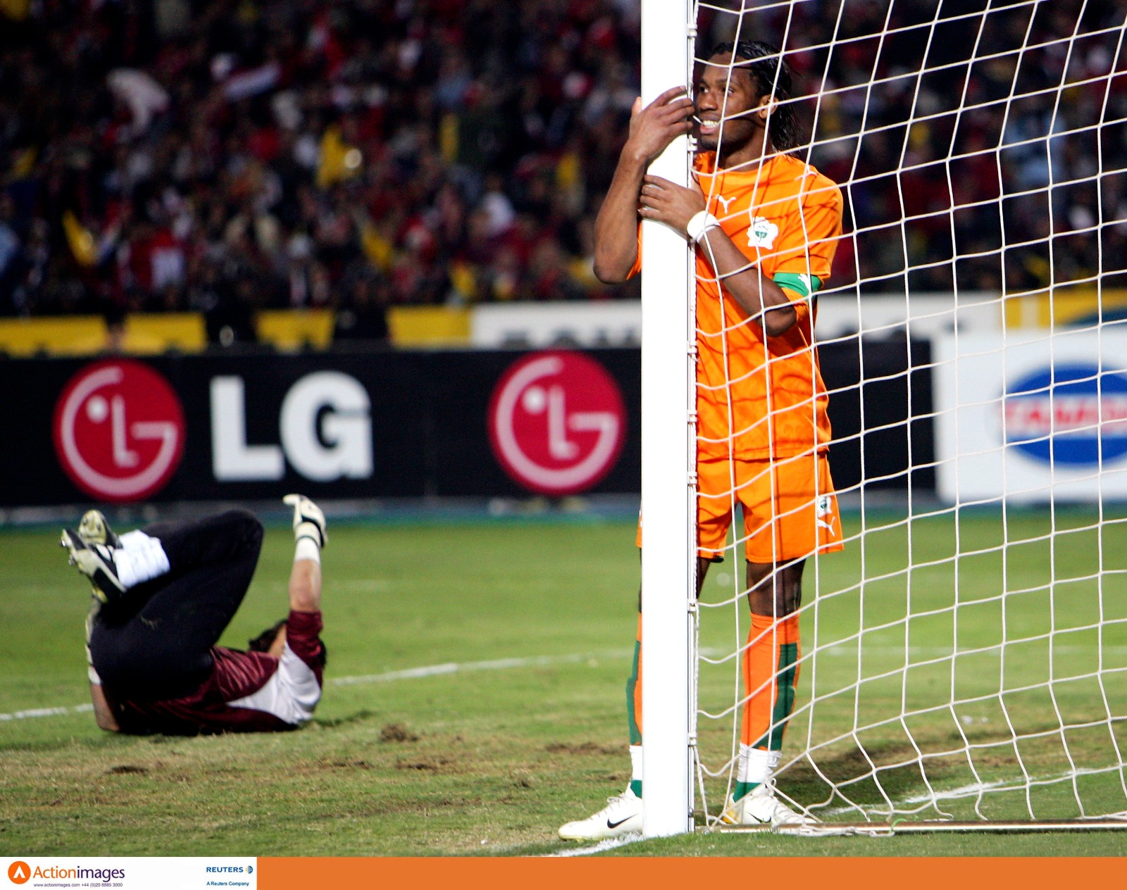 حسرة ديدييه دروغبا بعد إهداره فرصة في مواجهة كوت ديفوار ومصر في نهائي كأس أمم إفريقيا - 11 فبراير 2025