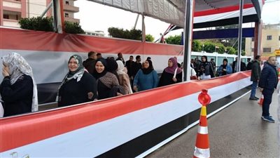 توافد الناخبين بلجنة مدرسة الحسينية بالشرقية للتصويت بجولة الإعادة لانتخابات مجلس النواب