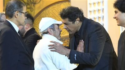 انهيار عمر مصطفى متولي وغياب الزعيم.. لقطات من عزاء شقيقة عادل إمام