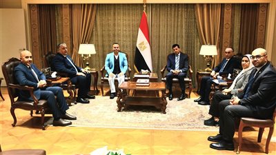 وزير الشباب والرياضة مع البطل البارالمبي لرفع الأثقال شريف عثمان