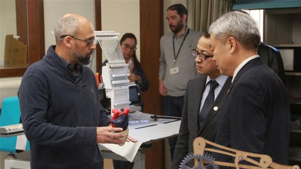 الجامعة الأمريكية بالقاهرة تستقبل وفد رفيع المستوى من جامعة الصين للاتصالات