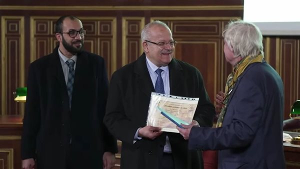 رئيس جامعة القاهرة يهنئ الخشت لتكريمه بجامعة السوربون تقديرًا لإسهاماته