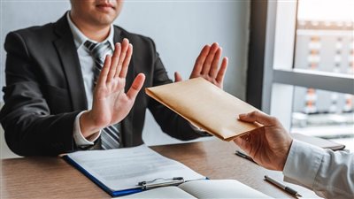 تعرف على عقوبة الرشوة والتأثير على إرادة الناخبين في القانون