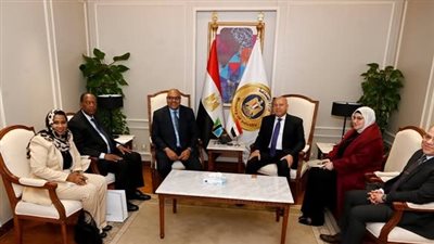 وزير الصناعة والنقل يبحث إطلاق مشروعات استراتيجية مشتركة مع تنزانيا لتعزيز التعاون الثنائي