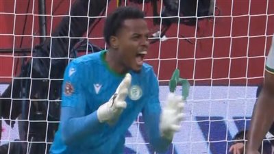 افتتاح كأس أمم أفريقيا: باندور حرس منتخب جزر القمر يتصدى لأول ركلة جزاء في البطولة أمام سفيان رحيمي مهاجم المغرب