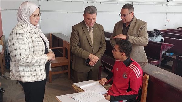 نائب رئيس جامعة بنها يتفقد امتحانات الفصل الدراسي الأول بكلية الفنون التطبيقية