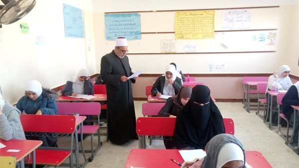 في أول أيامها.. رئيس منطقة مطروح الأزهرية يتفقد انطلاق امتحانات النقل الثانوي