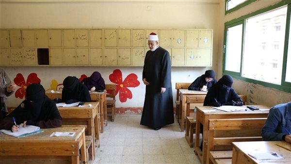 رئيس منطقة القليوبية الأزهرية يتفقد امتحانات النقل الثانوي بمعهدي بنها بنين وفتيات