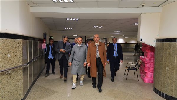 رئيس جامعة كفر الشيخ يتابع سير العمل بمستشفي كفرالشيخ الجامعي