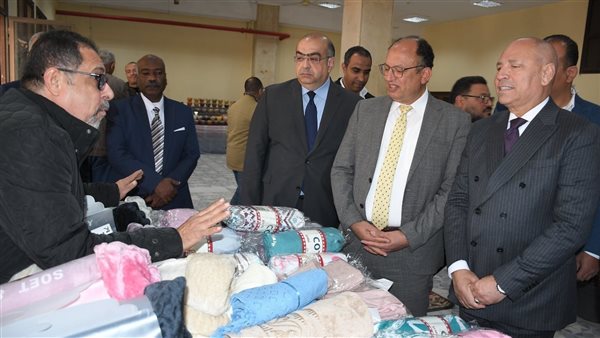 محافظ القاهرة ورئيس جامعة العاصمة يفتتحان معرض السلع الغذائية والمنتجات

  الإثنين 22/12/2025 05:44 م
افتتح الدكتور السيد قنديل رئيس جامعة العاصمة، والدكتور إبراهيم صابر محافظ القاهرة، والدكتور وليد السروجي نائب رئيس جامعة العاصمة لشئون خدمة المجتمع وتنمية البيئة، معرض السلع الغذائية والمنتجات المتنوعة بأسعار مناسبة، وذلك في إطار توجيهات الرئيس عبدالفتاح السيسي لتخفيف الأعباء عن المواطنين وتيسير حصولهم على السلع والخدمات، حيث نظمت جامعة العاصمة ممثلة في قطاع شئون خدمة المجتمع وتنمية البيئة المعرض