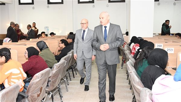 رئيس جامعة قناة السويس يتفقد لجان الاختبارات الإلكترونية لمتطلب اللغة بكلية الآداب