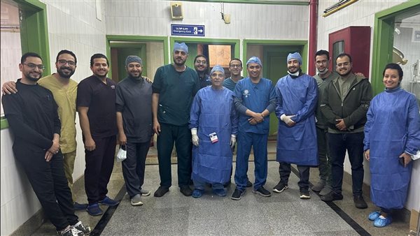 فريق طبي بمستشفيات جامعة سوهاج ينجح في إجراء جراحة دقيقة لاستئصال ورم بالعين