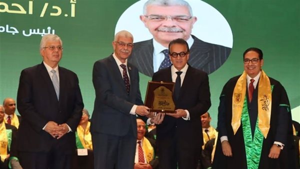 تكريم رئيس جامعة المنوفية في احتفال عيد العلم