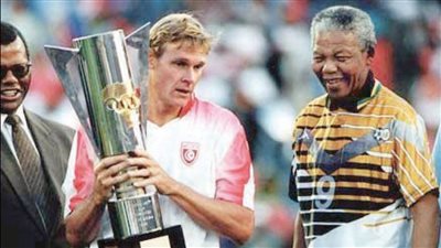 في واقعة بطلها نيلسون مانديلا.. قرار سياسي يمنع جيل نجيريا الذهبي من المشاركة في الأمم الإفريقية 1996