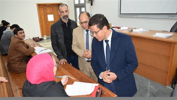 رئيس جامعة بنها يتفقد سير امتحانات كلية الحقوق