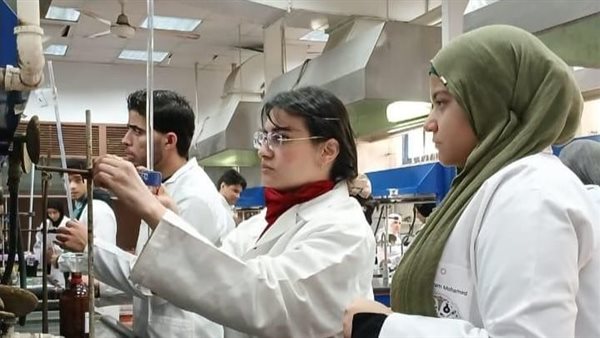 انطلاق الامتحانات العلمية لطلاب صيدلة جامعة القاهرة الأهلية