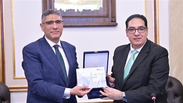 رئيس جامعة القاهرة يقدم لمحافظ الجيزة الدليل الاسترشادي للهوية البصرية للمحافظة