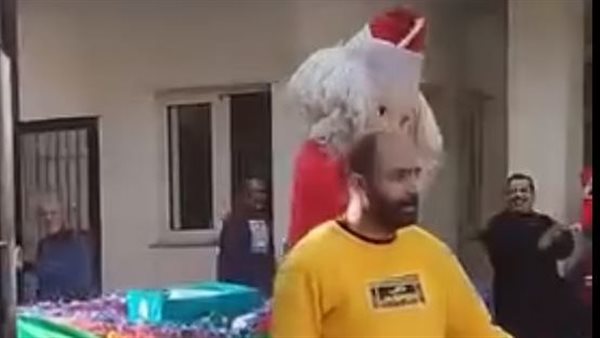 عاجل| «بابا نويل وحمار».. مدرسة بالإسكندرية تحتفل برأس السنة على طريقتها الخاصة