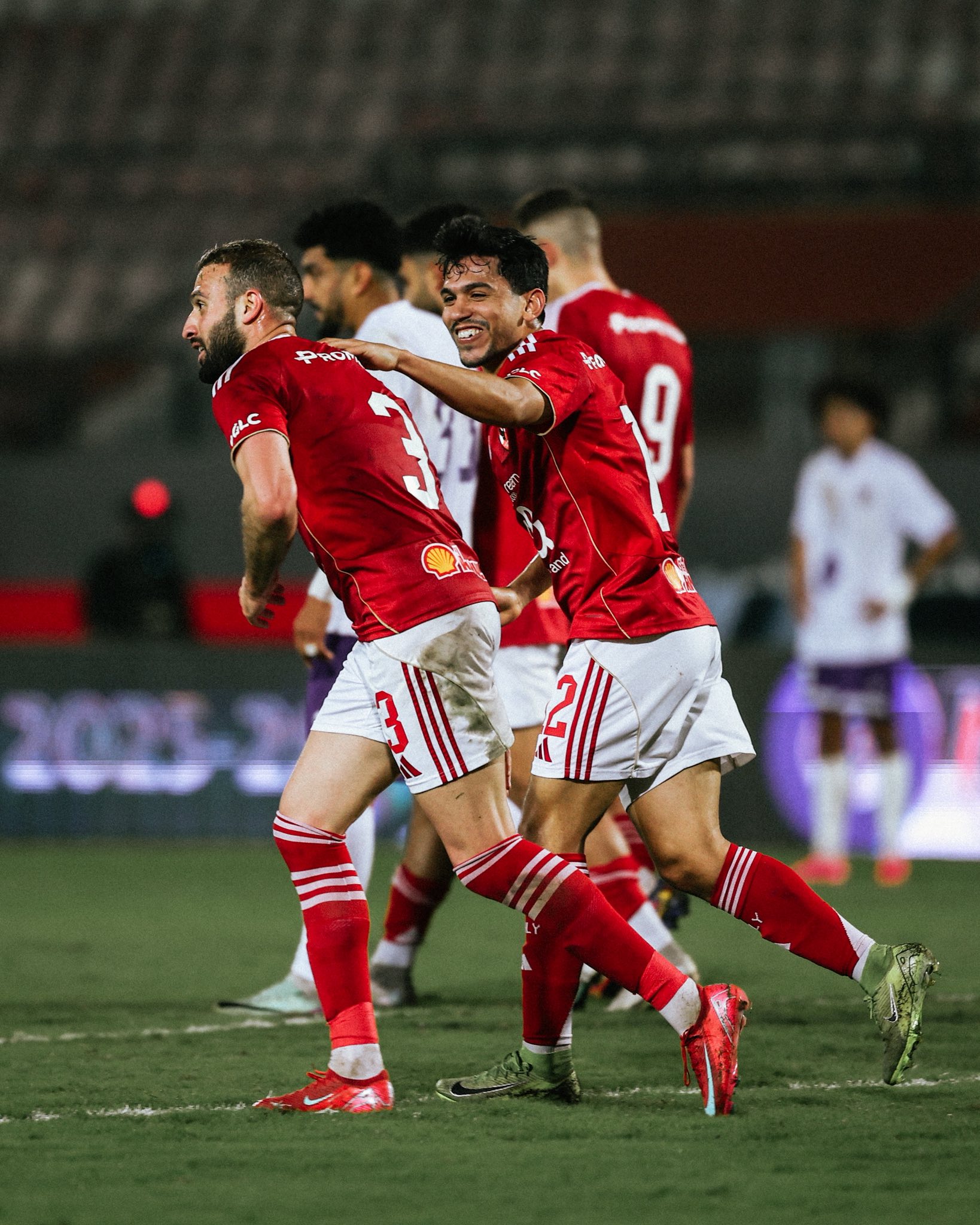 قد تكون صورة كرة قدم، وكرة قدم ونص